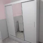 "Serviço profissional de montagem de guarda-roupa casal, garantindo estrutura firme, alinhamento perfeito, otimização do espaço e durabilidade para organização do quarto."