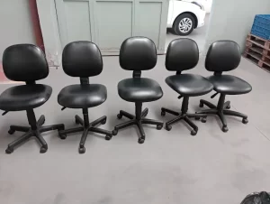 Cadeiras giratórias alinhadas após montagem profissional no RJ