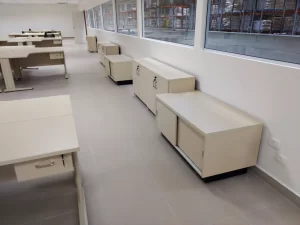 Montador de móveis RJ realizando montagem de armário baixo com acabamento profissional