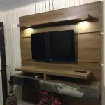 "Servi&ccedil;o profissional de montagem e instala&ccedil;&atilde;o de painel de sala, garantindo fixa&ccedil;&atilde;o segura, acabamento impec&aacute;vel e valoriza&ccedil;&atilde;o da decora&ccedil;&atilde;o do ambiente."