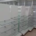 Montagem de estante de vidro