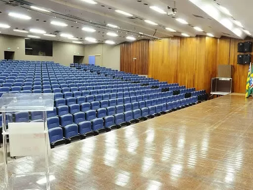 Montador de móveis realizando serviço profissional no RJ