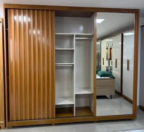 Montador de m&oacute;veis RJ realizando montagem